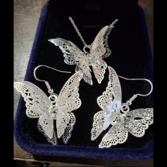 Elegant Silver Butterfly Necklace Set - Picture 1 of 2